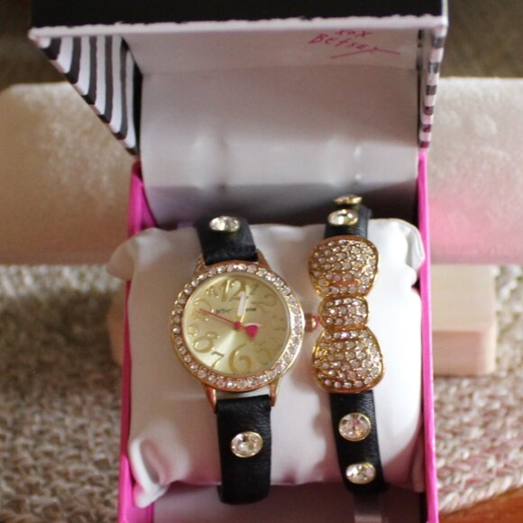 Brand New with Box/No tags, Stunning Betsey Johnson Wristwatch & Bracelet set - Picture 13 of 14